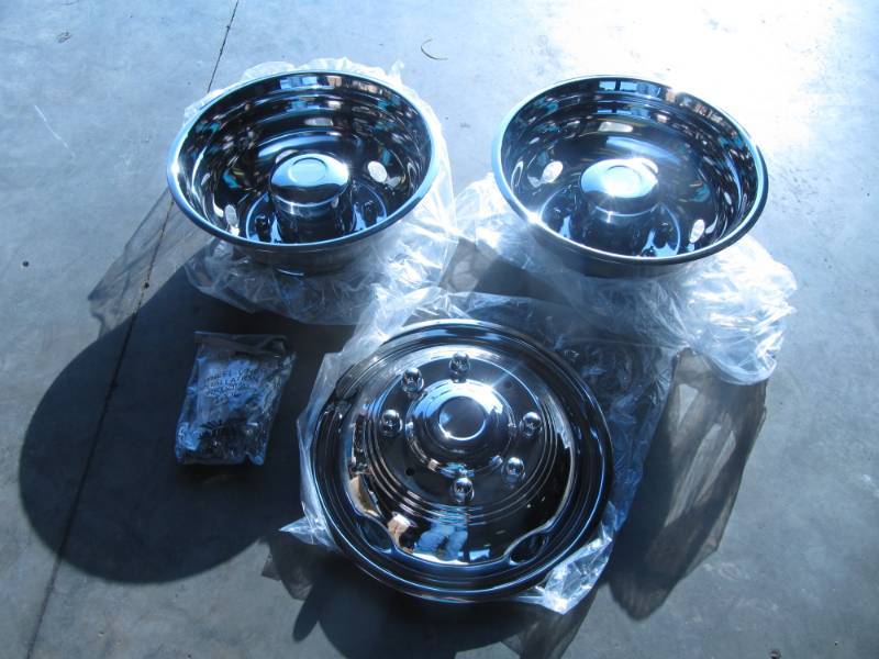 lot 939 image: Lot Of 3 Wheel Covers 19.5 x 6 8 Hole