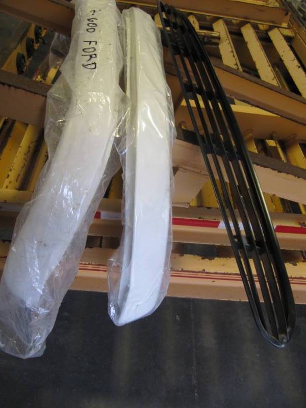 lot 1019 image: F-600 PARTS Cab and Grill Parts