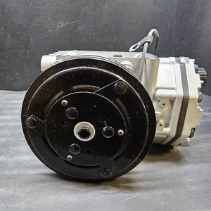 lot 2094 image: TRITON Automotive AC Compresser.H515 PAG OIL 46