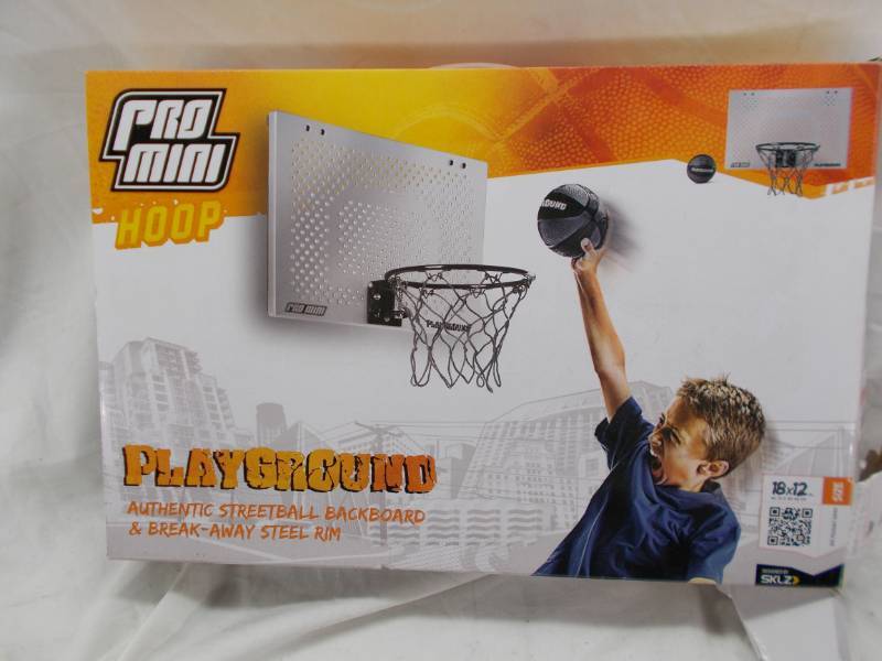 lot 1199 image: Door basketball goal