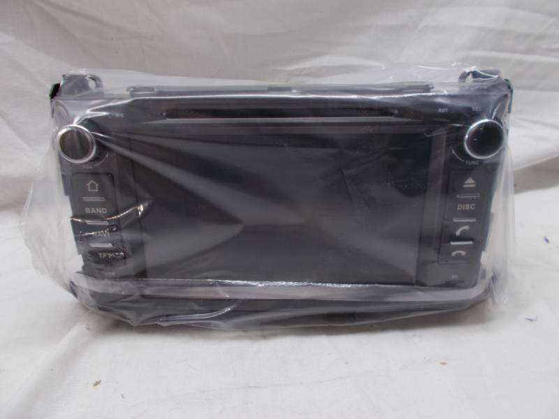 lot 1203 image: car radio and screen