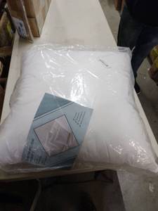lot 29889 image: Throw Pillow Inserts 24x24 In