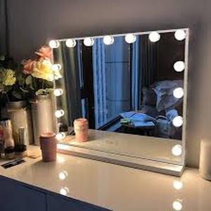 lot 29872 image: Fenchilin Hollywood Makeup Mirror
