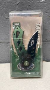 lot 207 image: Green Utility Multi-Tool Pocket Knife&nbsp