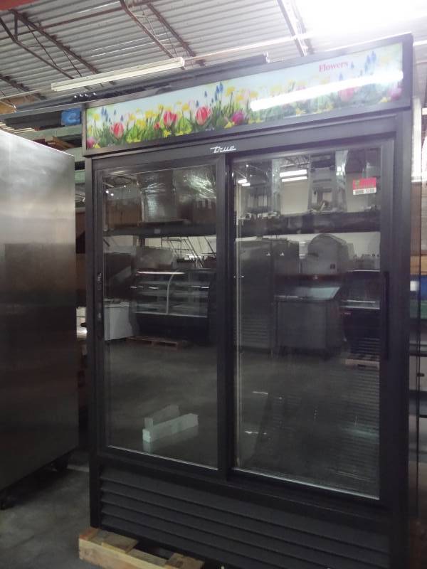 lot 5100 image: True GDM-47FC-HC-LD 2-Section Floral Cooler w Sliding Door