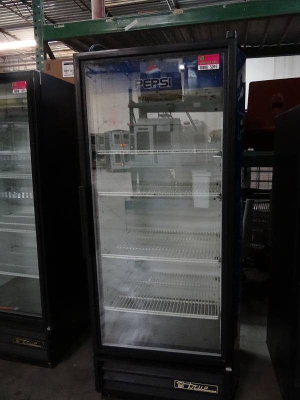 lot 5095 image: True Refrigerated Display Case Model # Model # GDM-12LE