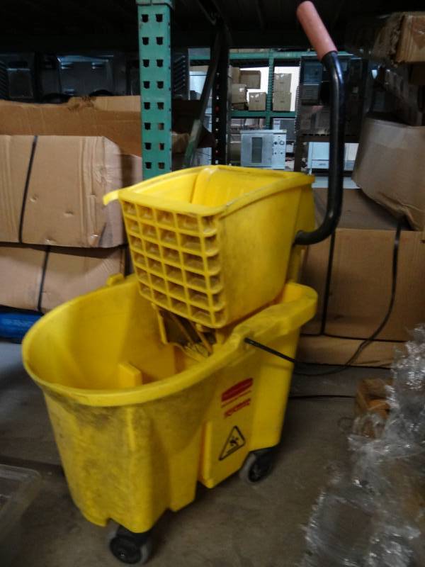 lot 5126 image: Mop Bucket and Strainer