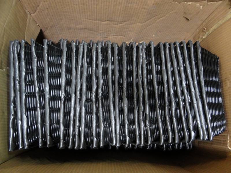 lot 5140 image: Box of Approx 73 Dark Colored Baskets