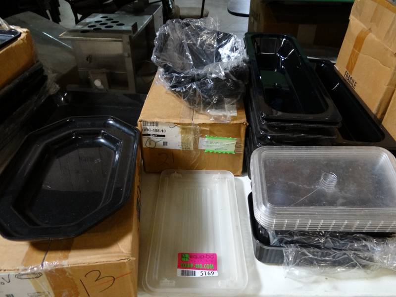 lot 5169 image: Lot of Plastic Trays