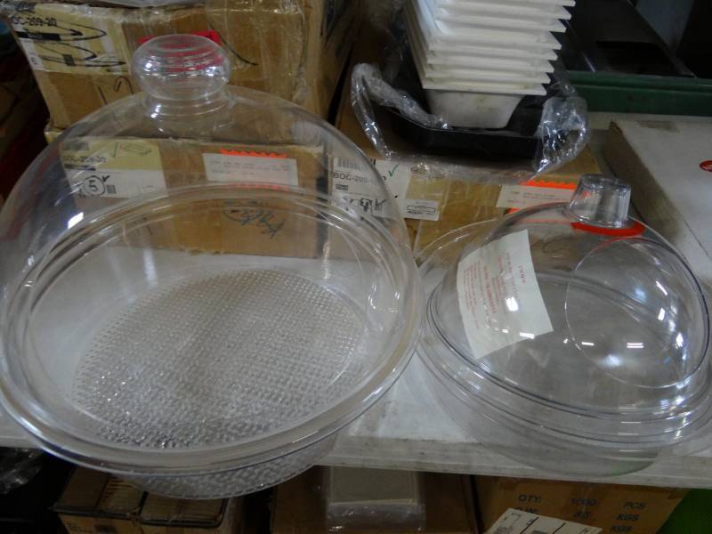 lot 5180 image: (2) Clear Sampler Bowls with Lids
