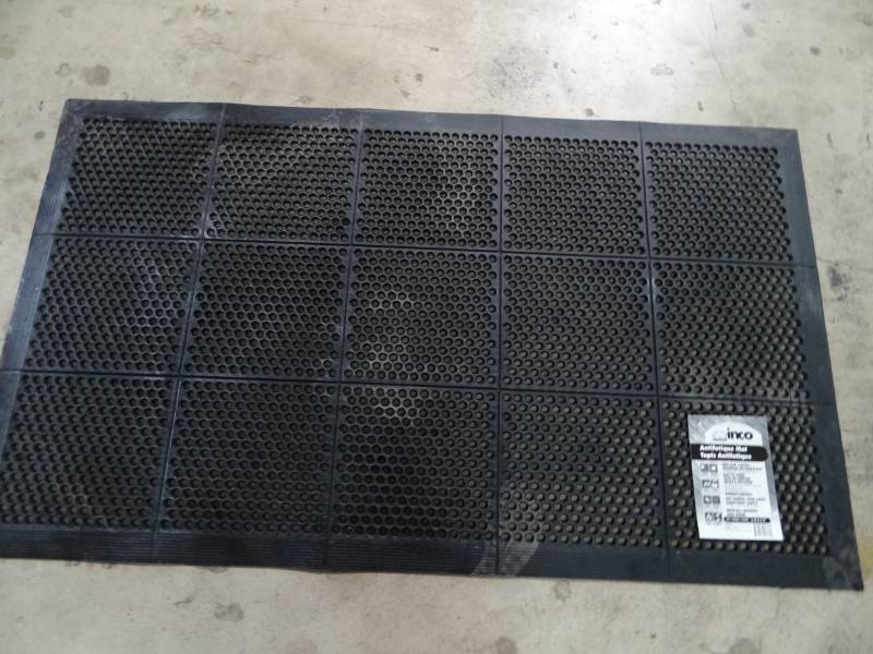 lot 5036 image: Winco 3Ft X 5ft Anti Fatigue Mat