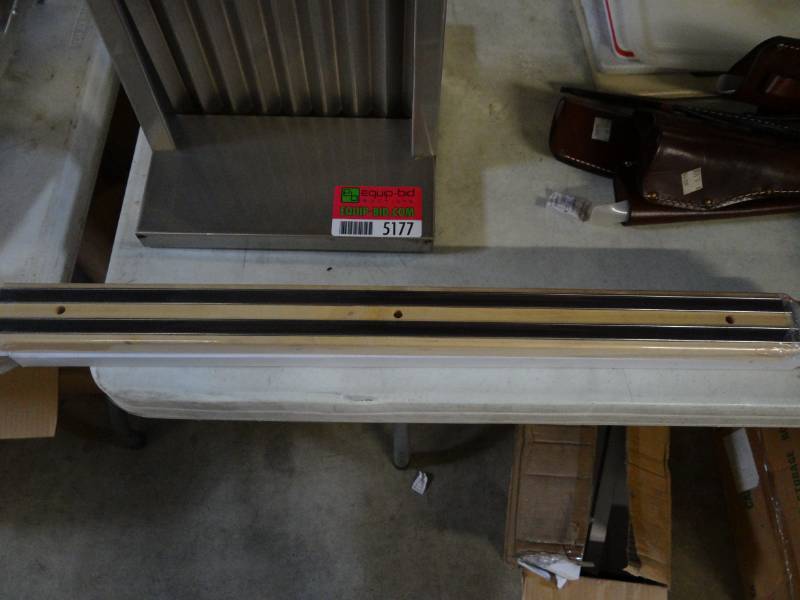 lot 5189 image: 24 Magnetic Knife Bar with Wooden Base