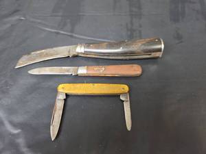 lot 214 image: 3 Pocket Knives