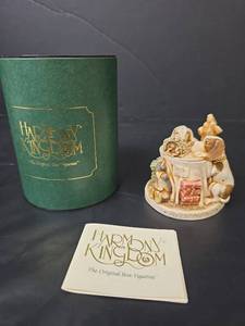 lot 232 image: Harmony Kingdom Swap n Sell Dogs Figurine Box TJICE99 Made in England