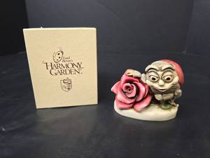 lot 234 image: Lord Byrons Harmony GardenHarmonyKingdomByrons Lonely Hearts Club Ladybug Figurine Box RW99LB
