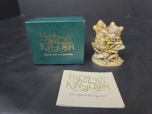 lot 236 image: Harmony Kingdom Menage a Trois Stacked Frogs Figurine Box in Original Box TJFR3