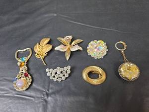 lot 256 image: Costume Jewelry Brooches