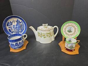 lot 268 image: Teapot with Daisy Pattern, 2 Cups with Saucers, and 2 Wooden Stands