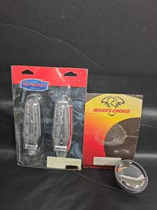 lot 301 image: Kuryakyn Retro Pegs and Bikers Choice Gas Cap