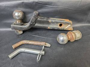 lot 332 image: Trailer Hitch Ball Mount, 2 Balls, and 2 Hitch Pins