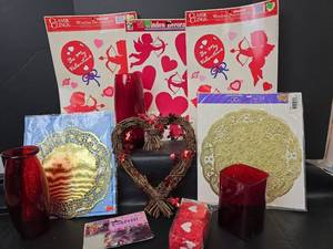lot 348 image: Valentines Day Decorations