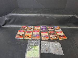 lot 369 image: Wax Melts with 2 Light Bulbs