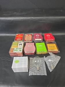 lot 370 image: Wax Melts with 3 Light Bulbs