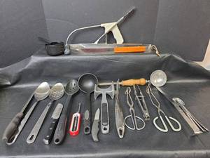 lot 384 image: Kitchen Utensil Collection