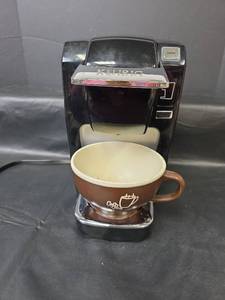 lot 392 image: Keurig B31 Single Serve Coffee Maker and Large Coffee Mug Powers On