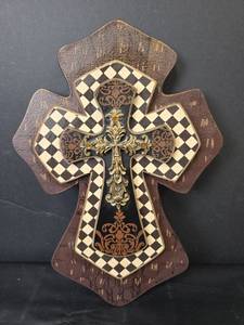 lot 413 image: Decorative Checkered Cross Wall Decor