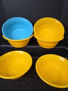 lot 423 image: Retro Yellow and Blue Plastic Mixing Bowls Set