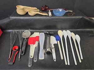 lot 428 image: Kitchen Utensil Set with Measuring Spoons and Tools