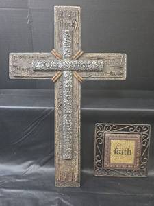 lot 446 image: Decorative Religious Wall Cross with Faith Plaque