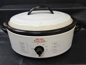 lot 475 image: Aroma 8-Quart Roaster Oven