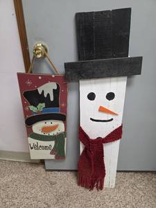 lot 483 image: Winter Snowman Welcome Sign Set