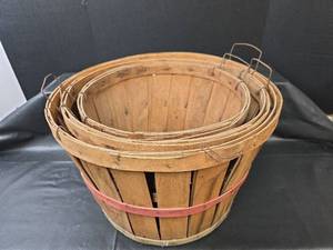 lot 487 image: 3 - Bushel Baskets