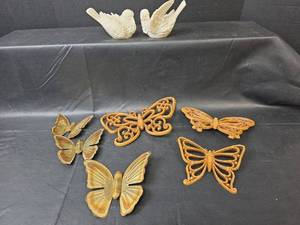 lot 502 image: Decorative Butterfly and Bird Wall Art Set and Alabaster Birds