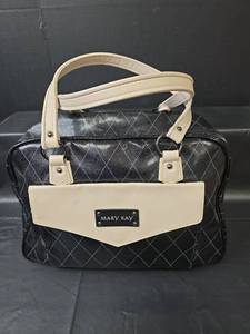 lot 529 image: Mary Kay Travel Bag
