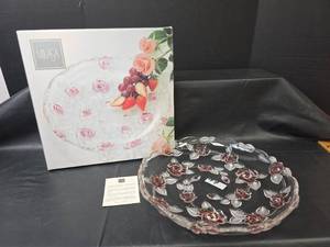 lot 554 image: Mikasa 13in. Crystal Rose Pattern Serving Platter
