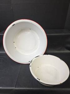 lot 557 image: Enamelware Bowls
