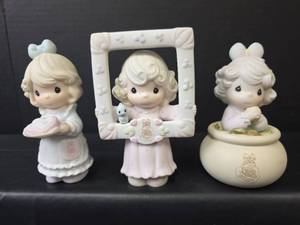 lot 580 image: Precious Moments Figurines