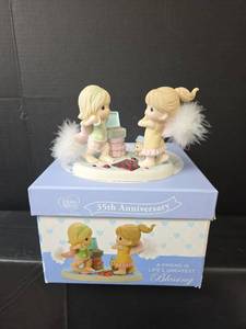 lot 594 image: Precious Moments 2016 Membership Figurine - A Friend Is Lifes Greatest Blessing