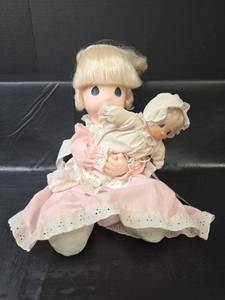 lot 597 image: 1993 Precious Moments Mommy I Love You Doll Set