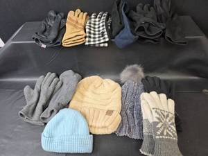lot 601 image: Winter Accessories Bundle - Gloves, Hats and Beanies