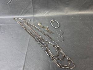lot 607 image: Box Chain, Beaded Bracelet and Hoops