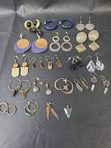 lot 608 image: Mixed Fashion Earring Collection