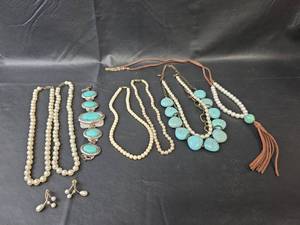 lot 609 image: Turquoise Colored and Pearl Jewelry Collection