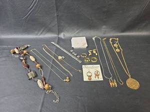 lot 612 image: Mixed Jewelry