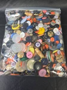 lot 613 image: Mixed Button Collection