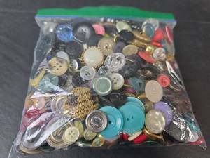 lot 614 image: Mixed Button Collection
